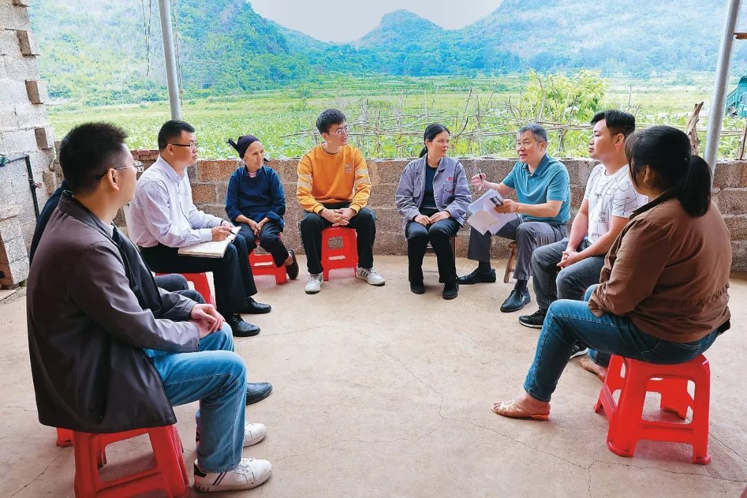 △法學(xué)會法律咨詢專家等入戶走訪、調(diào)解糾紛。