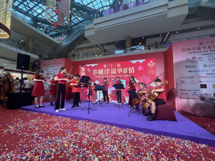 來自中國和新加坡的藝術(shù)團體聯(lián)袂表演了歌舞、器樂、武術(shù)、雜技等多種形式的文藝節(jié)目?；顒又鬓k方供圖