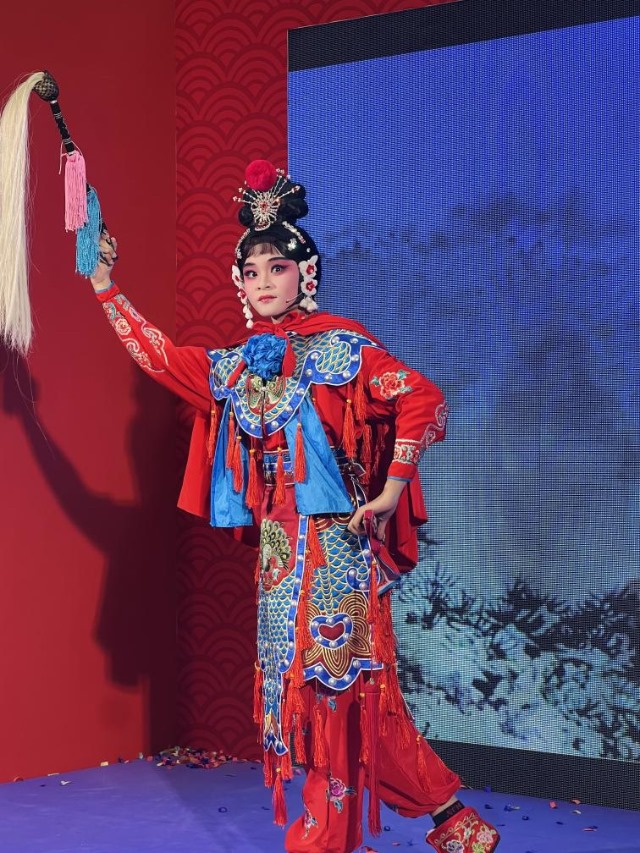 來自中國和新加坡的藝術(shù)團體聯(lián)袂表演了歌舞、器樂、武術(shù)、雜技等多種形式的文藝節(jié)目?；顒又鬓k方供圖