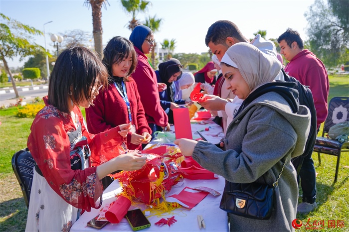 學(xué)生們踴躍參與中國文化體驗(yàn)活動。人民網(wǎng) 塔里克·易卜拉欣攝