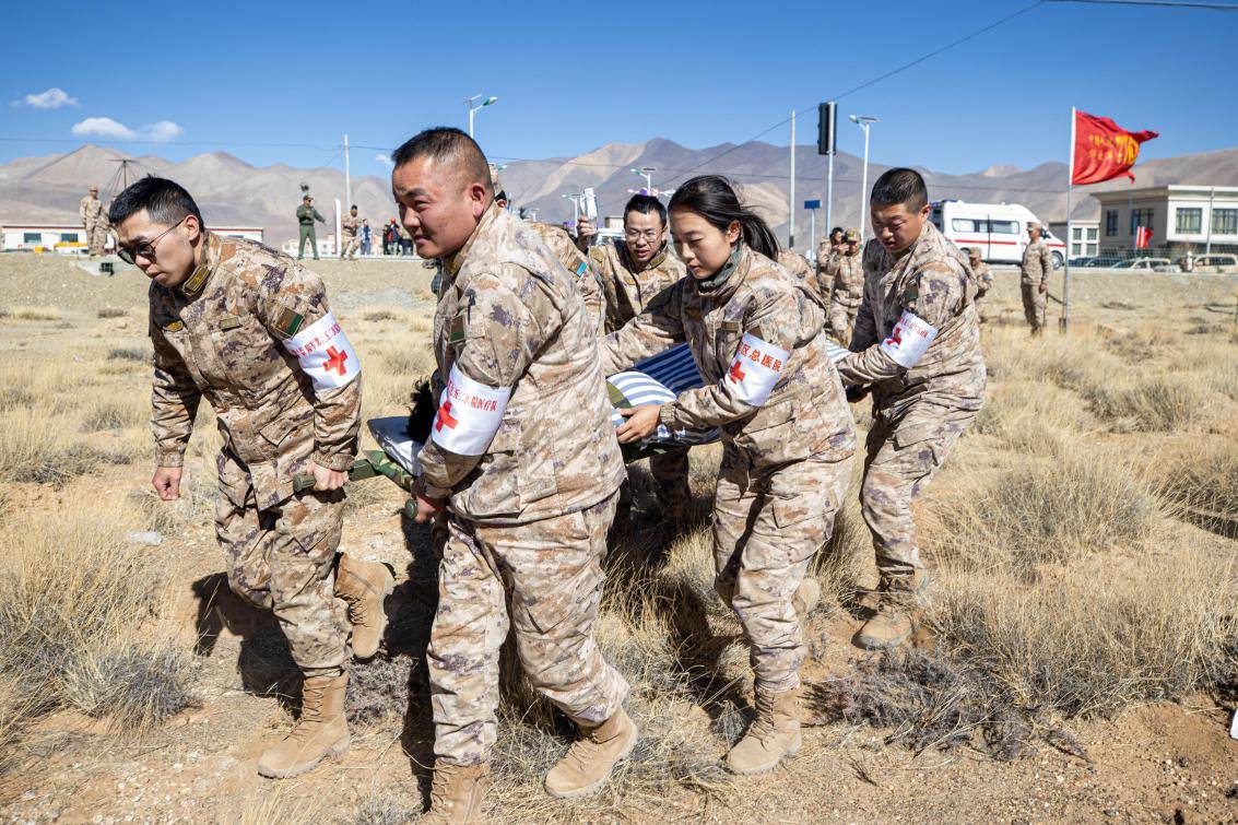 1月9日，日喀則定日縣長(zhǎng)所鄉(xiāng)，西藏軍區(qū)總醫(yī)院醫(yī)療隊(duì)隊(duì)員將受傷村民用擔(dān)架從救護(hù)車準(zhǔn)備抬上直升機(jī)，轉(zhuǎn)運(yùn)至拉薩的西藏軍區(qū)總醫(yī)院救治。人民日?qǐng)?bào)記者張武軍攝