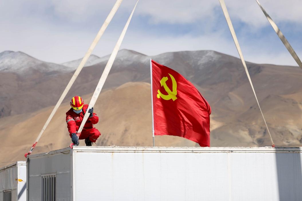 1月13日，定日縣長(zhǎng)所鄉(xiāng)嘎布村安置點(diǎn)，中國安能三局成都基地支援震區(qū)的黨員突擊隊(duì)隊(duì)員在搭建活動(dòng)板房。人民日?qǐng)?bào)記者張武軍攝