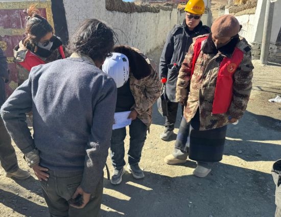 1月13日，次旺（右一）陪同工作組走訪村莊，評(píng)估房屋受損程度。新華社發(fā)