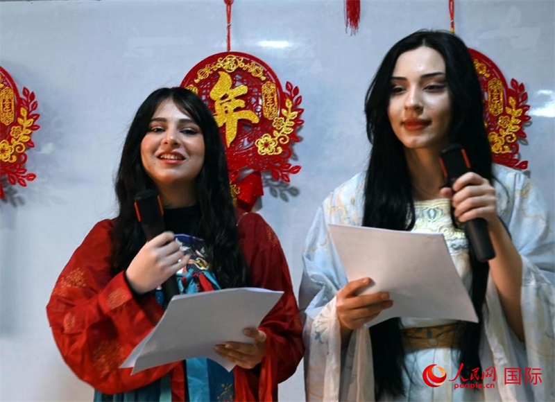 活動由中文系學(xué)生主持。人民網(wǎng)伊納斯·易卜拉欣攝