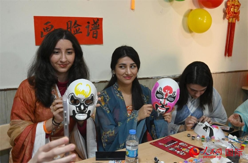 畫臉譜。人民網(wǎng)伊納斯·易卜拉欣攝