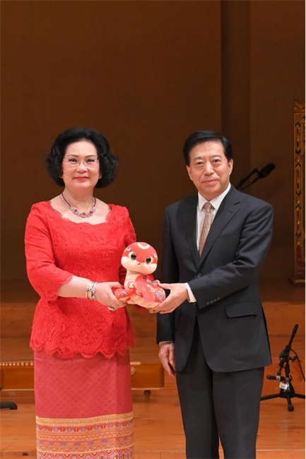 中國駐泰國大使韓志強(qiáng)與國際奧委會(huì)委員、泰國愛樂樂團(tuán)董事會(huì)主席坤仁帕塔瑪共同出席音樂會(huì)。主辦方供圖
