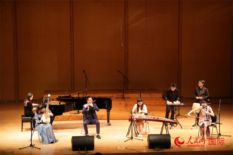 來自云南藝術(shù)學(xué)院的音樂家在演奏《金蛇狂舞》。人民網(wǎng)記者 楊一攝