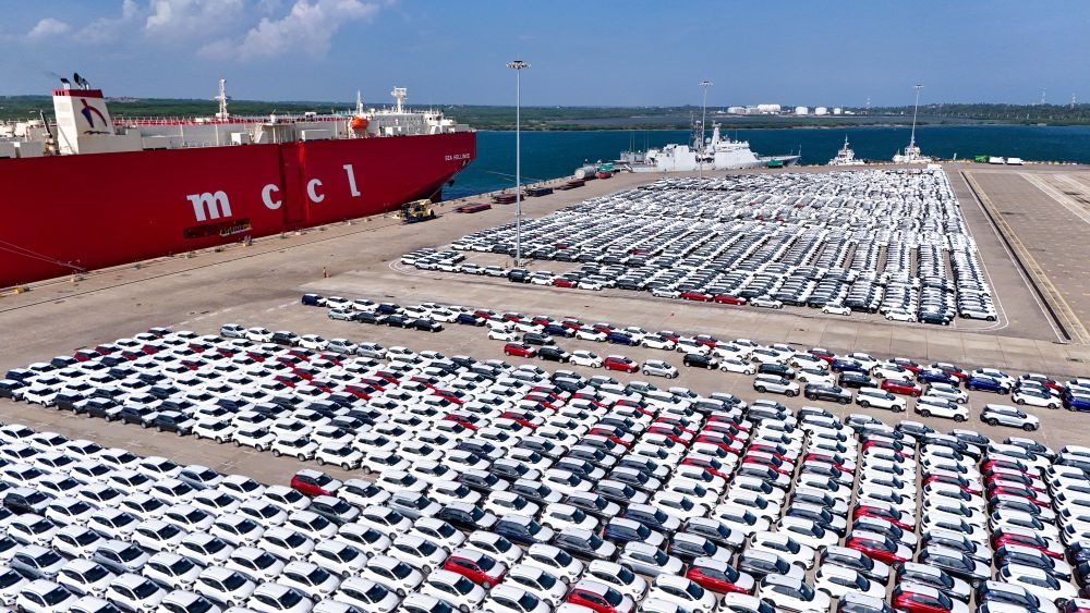 這是2024年3月28日拍攝的斯里蘭卡漢班托塔港（無(wú)人機(jī)照片）。新華社記者徐欽攝