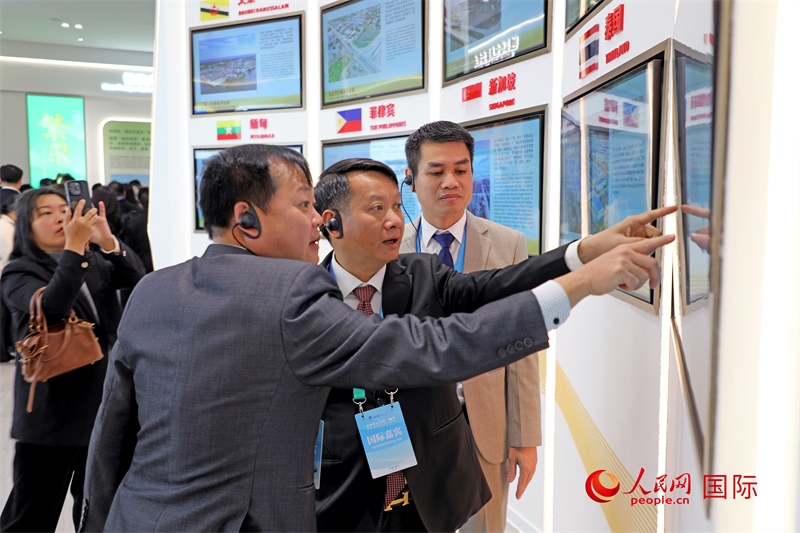 越南參會代表在南寧國際會展中心參觀。人民網(wǎng)記者 趙益普攝