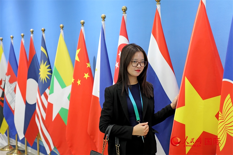 越南芒街市參會代表在南寧國際會展中心參觀。人民網(wǎng)記者 趙益普攝