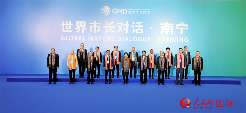 在南寧國際會展中心金桂花廳外，參加活動的中國和東盟國家市長合影留念。人民網(wǎng)記者 趙益普攝