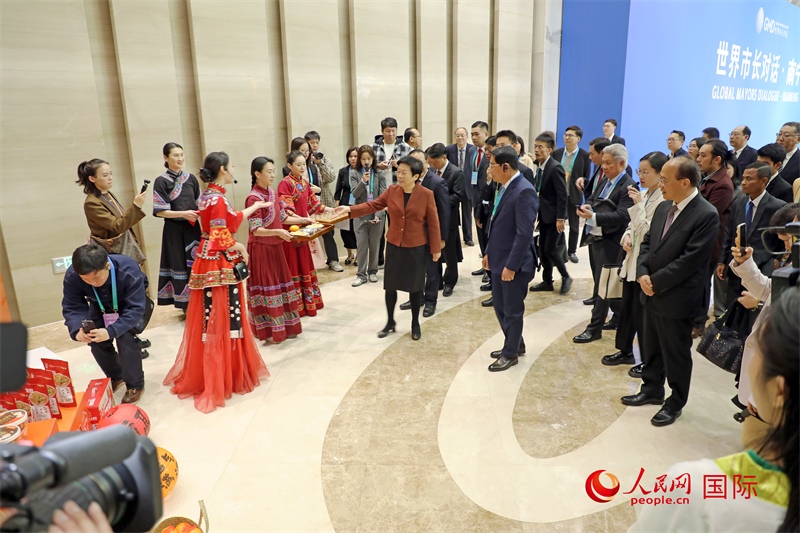 東盟國家市長聽取南寧特色茉莉花茶的講解。人民網(wǎng)記者 趙益普攝