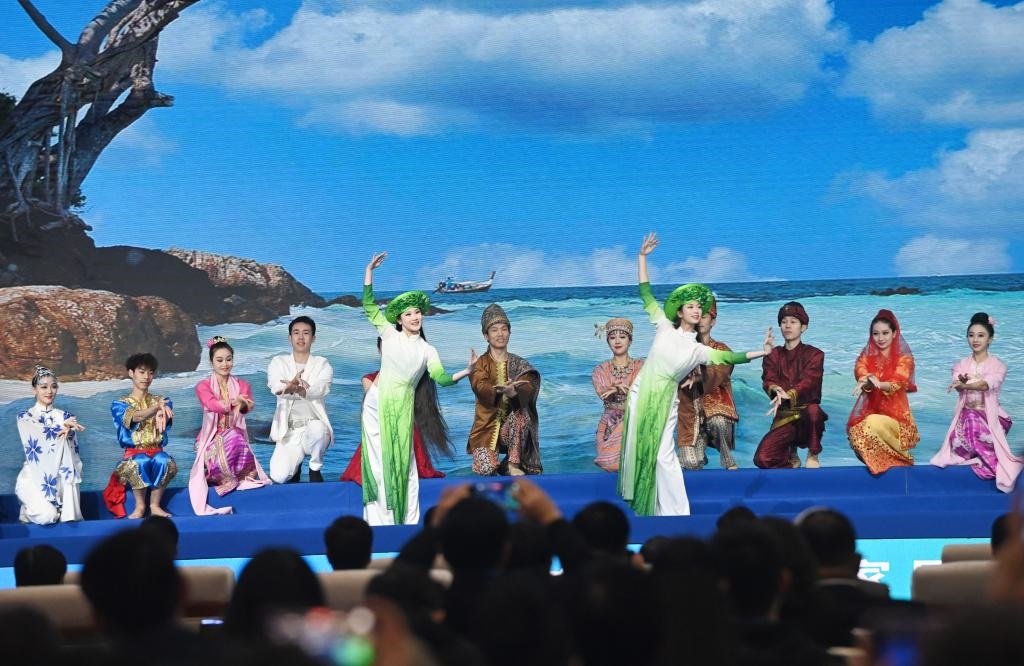 這是1月16日，在南寧國際會(huì)展中心，演員在“世界市長對(duì)話·南寧”活動(dòng)間隙表演節(jié)目。新華社記者 陸波岸 攝