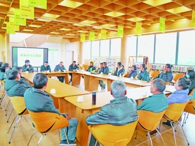 各種形式的民主協(xié)商議事會在余杭區(qū)落地生花。圖為黃湖鎮(zhèn)就共富工坊工作召開未來鄉(xiāng)村議事會。資料圖片