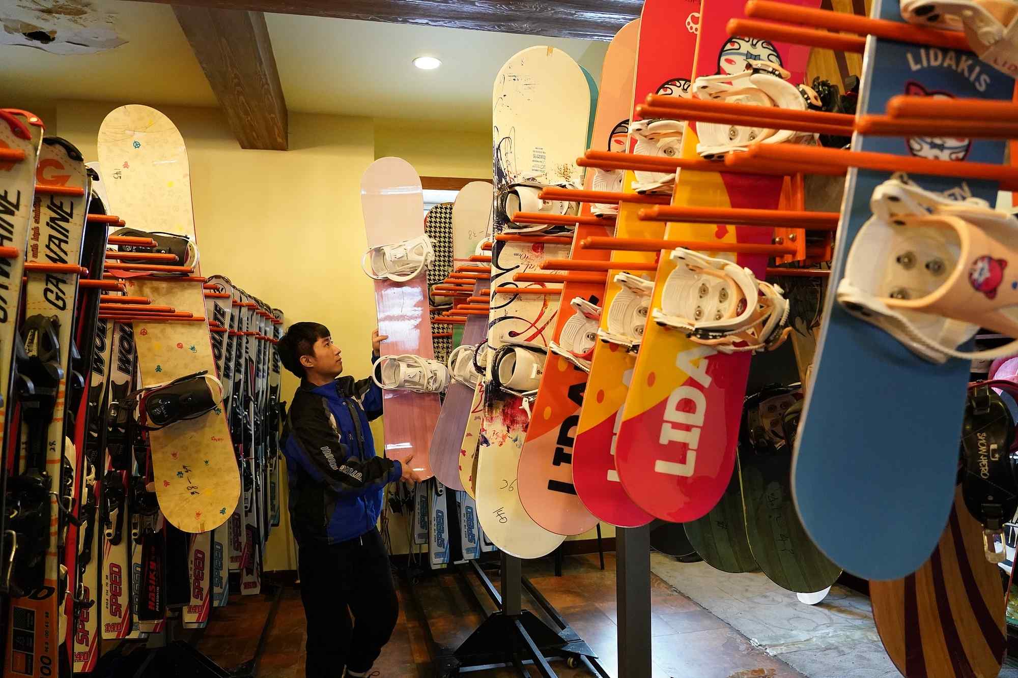 海拉爾滑雪場，工作人員在整理雪具