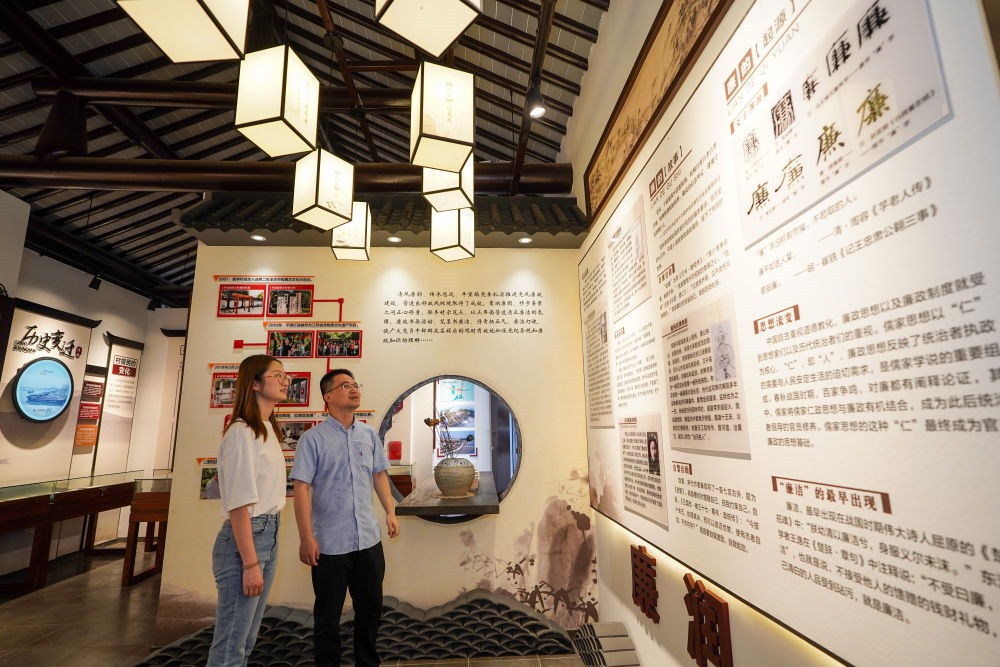 參觀者在蘇州市吳江區(qū)平望鎮(zhèn)廉潔教育基地鶯湖廉園內(nèi)參觀（2024年7月4日攝）。新華社記者 李博 攝