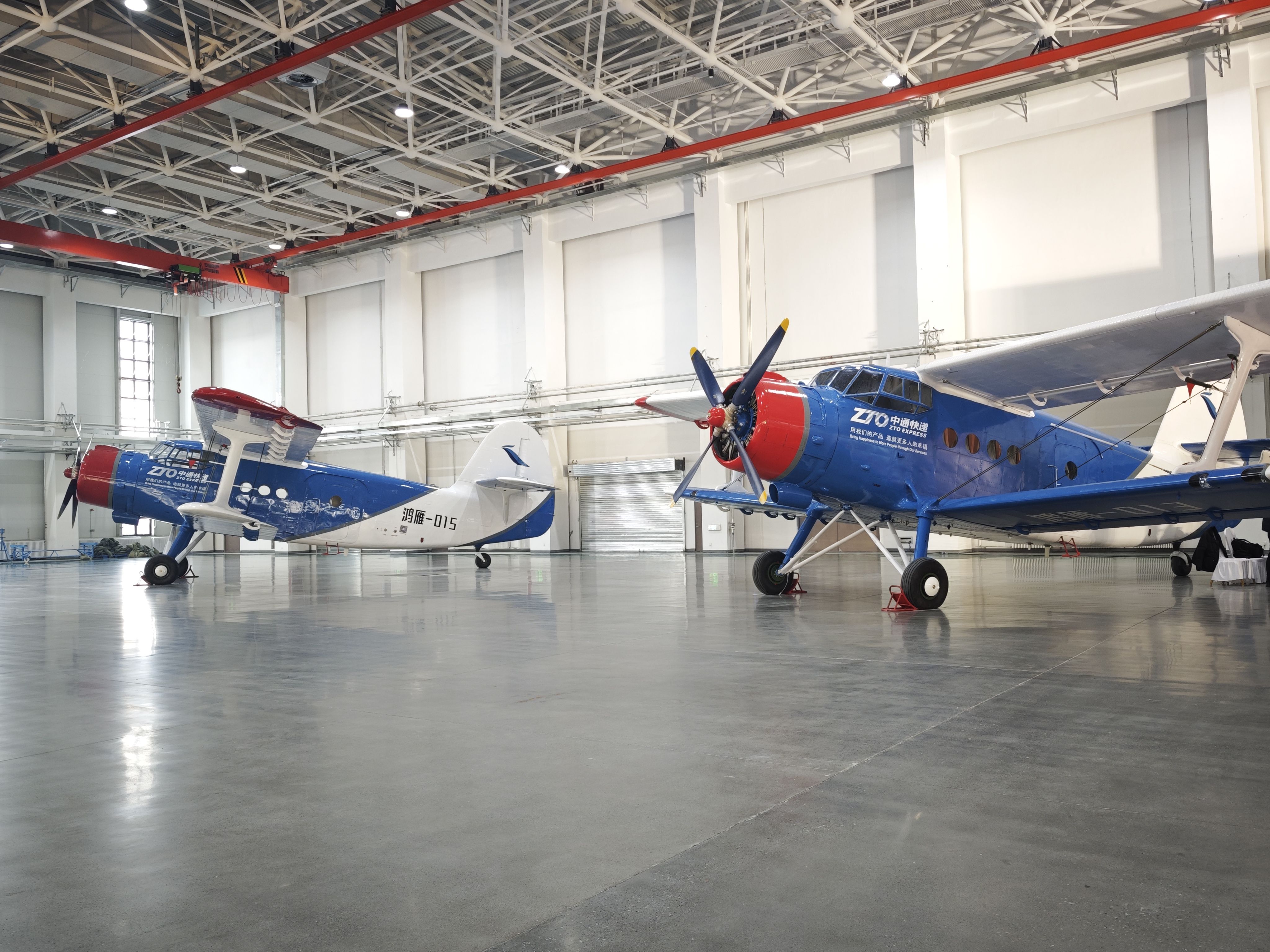 1月20日，停放在交付現(xiàn)場(chǎng)的大型無(wú)人機(jī)鴻雁（HY100）。新華社記者 茍立鋒 攝