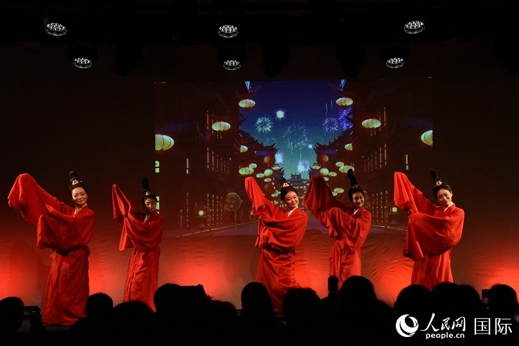 舞蹈《金蛇狂舞》。人民網(wǎng)記者 殷淼攝