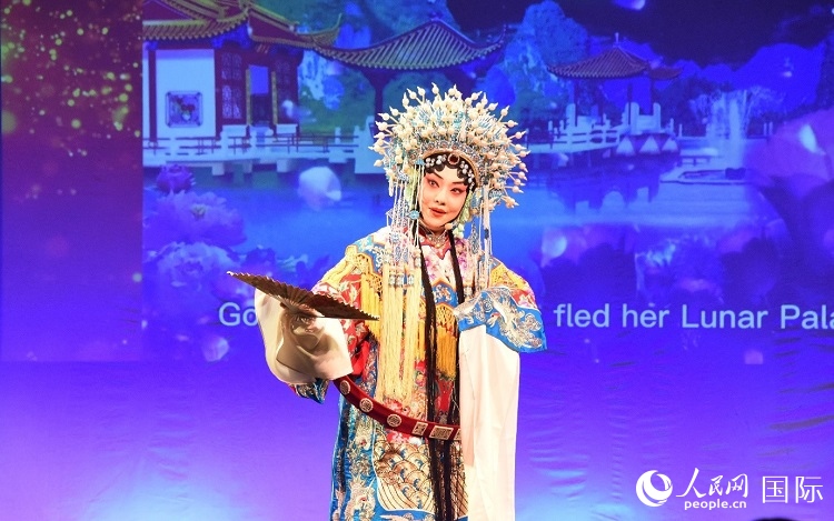 京劇經(jīng)典選段《貴妃醉酒》。人民網(wǎng)記者 殷淼攝