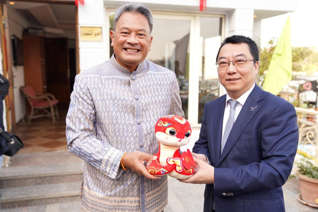 中國駐埃及使館參贊兼開羅中國文化中心主任張易向塔納瓦大使贈送2025“歡樂春節(jié)”吉祥蛇。開羅中國文化中心供圖