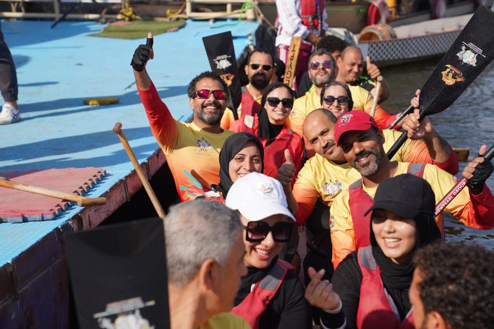 活動現(xiàn)場龍舟競技，共慶春節(jié)。開羅中國文化中心供圖