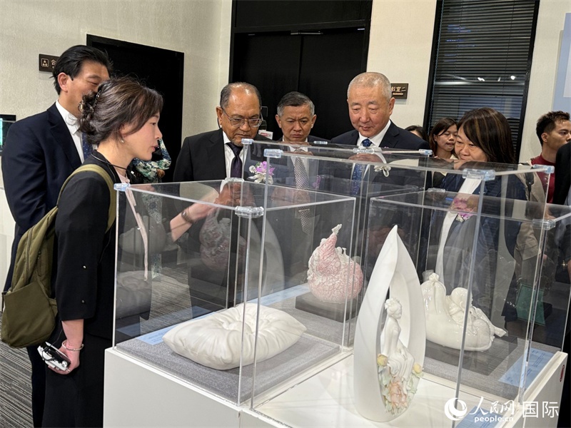 嘉賓在參觀展覽。 人民網(wǎng)記者 章念生攝