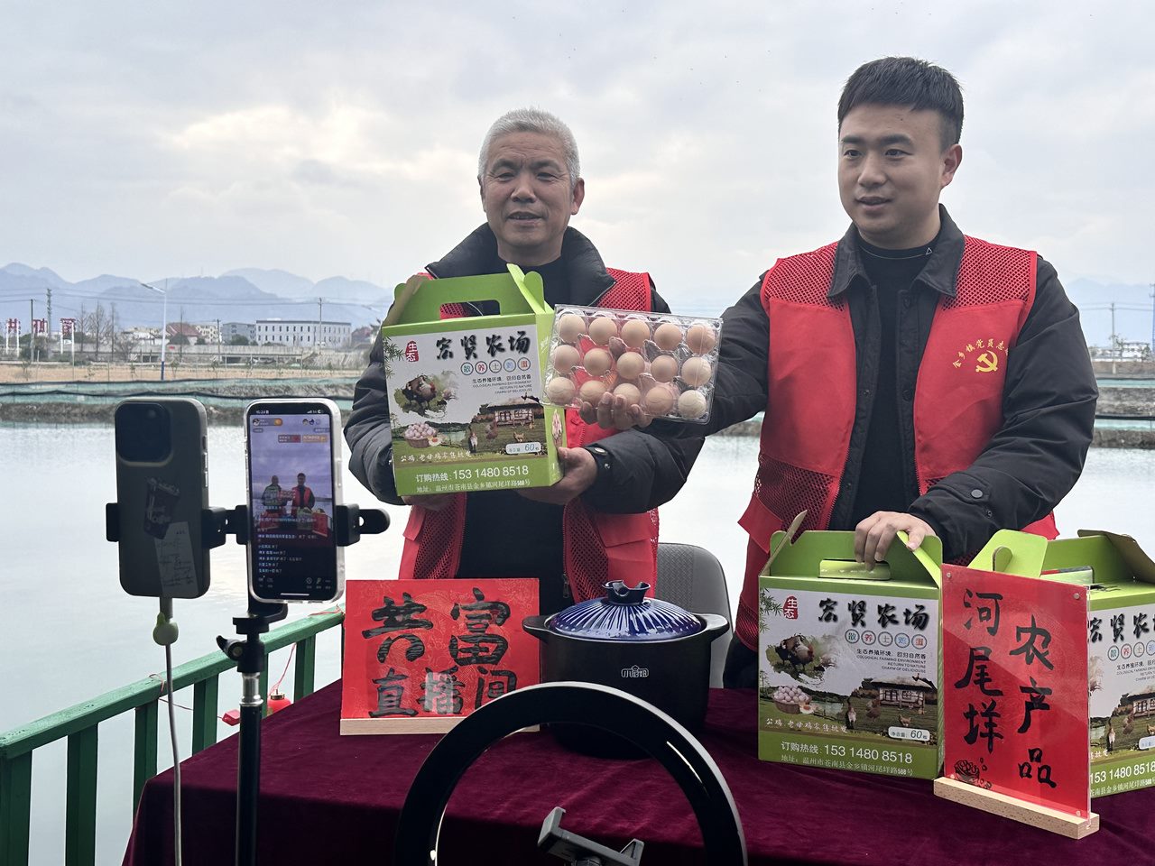 在蒼南金鄉(xiāng)鎮(zhèn)，永興、半浹連、河尾垟?shù)犬斈晔転?zāi)的臨近村落，正連片建設(shè)美麗江南水鄉(xiāng)新景。圖為河尾垟村設(shè)在河邊的“共富直播間”。金鄉(xiāng)鎮(zhèn) 供圖