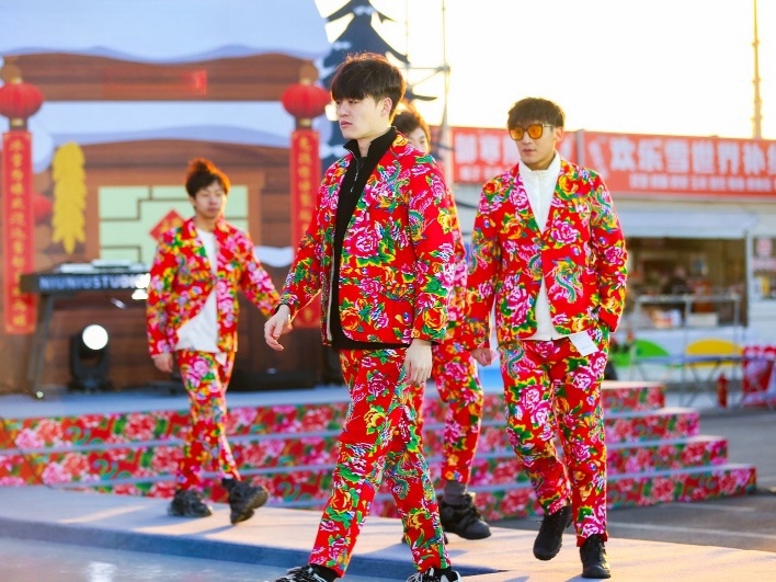 東北滑雪走秀現(xiàn)場。人民網(wǎng)記者 許維娜攝