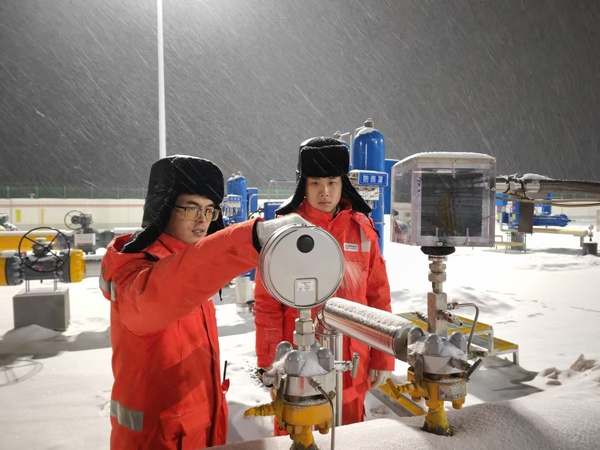 黑河作業(yè)區(qū)員工夜間對(duì)天然氣管道進(jìn)行巡檢。受訪者供圖