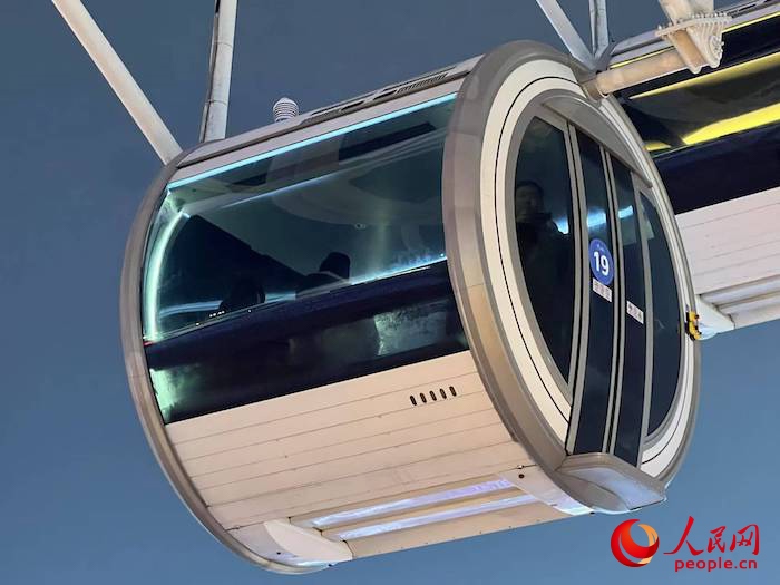 安裝了四要素微型氣象站的摩天輪轎廂。人民網(wǎng) 高清揚攝