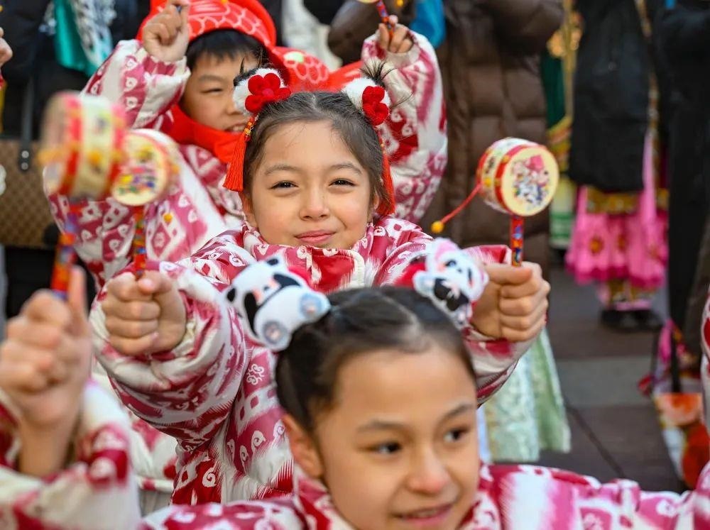 △新疆大巴扎社火迎新春，孩子們在現(xiàn)場表演。