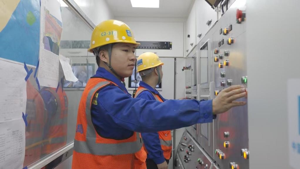 盾構(gòu)司機(jī)何曉波在駕駛室內(nèi)調(diào)試盾構(gòu)機(jī)參數(shù)。（劉芬攝）