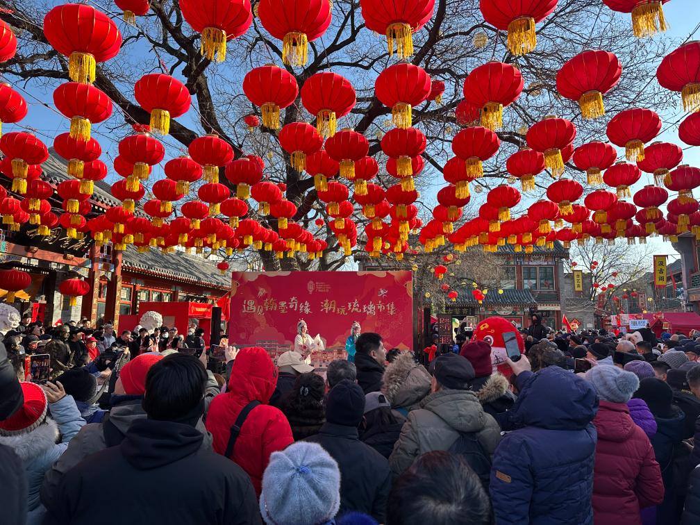 1月29日，市民游客在北京廠甸廟會(huì)感受濃濃年味。新華社記者 楊淑君 攝