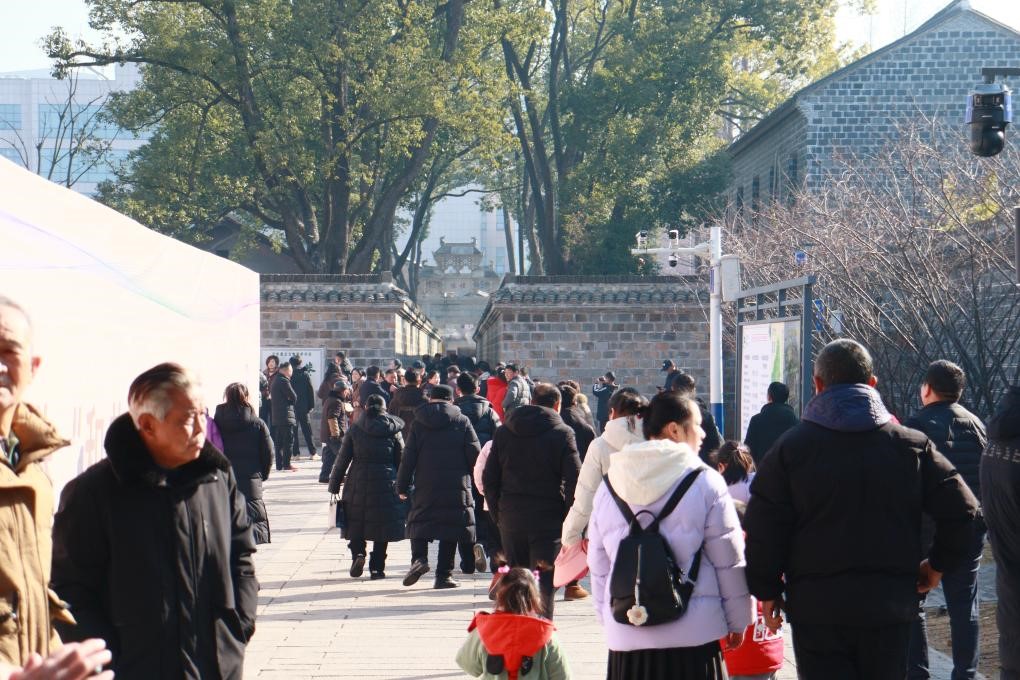 1月29日，游客在安徽省桐城市的六尺巷游覽。新華社記者 許諾 攝