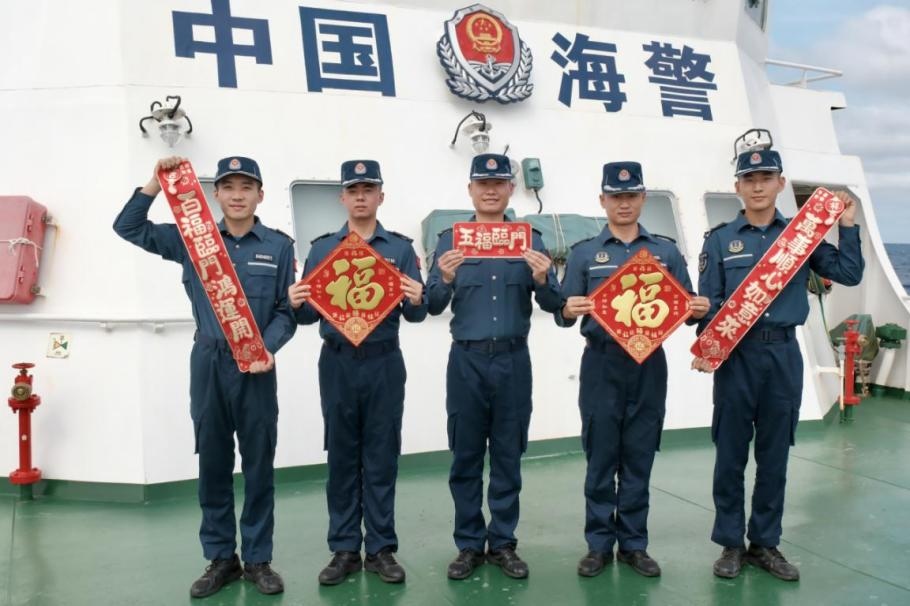 1月27日，中國海警海鷗艦執(zhí)法員們展示春聯(lián)福字，慶祝農(nóng)歷春節(jié)。