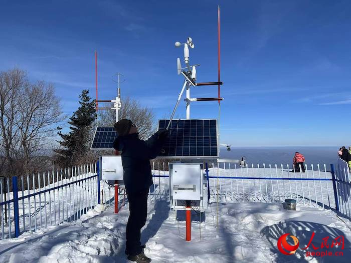 工作人員正在對氣象設備進行日常維護。人民網(wǎng) 高清揚攝