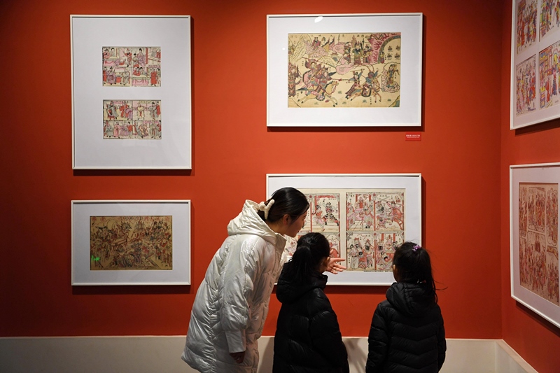 2023年2月3日，游客在河北武強年畫博物館內(nèi)參觀。