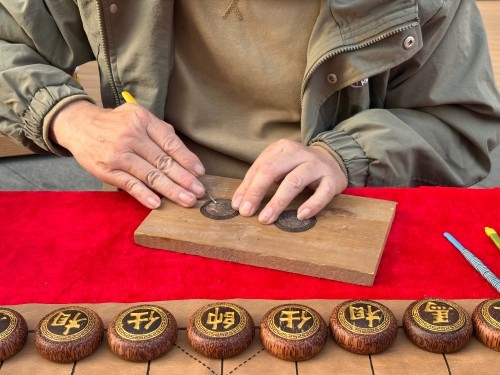 柯秋楓正在雕刻。人民網(wǎng) 陳葉欣攝