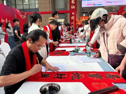 活動(dòng)現(xiàn)場贈(zèng)送春聯(lián)和福字。人民網(wǎng) 陳葉欣攝