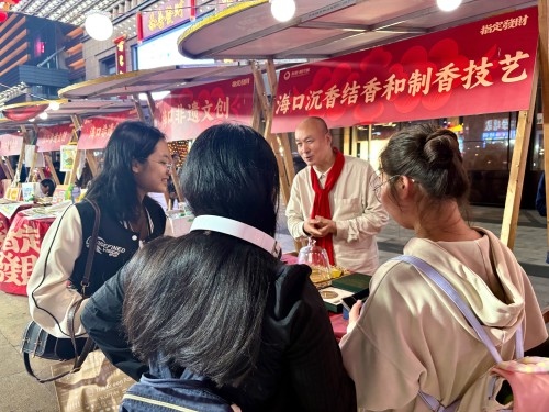 魏希望在非遺集市上介紹沉香。人民網(wǎng) 陳葉欣攝