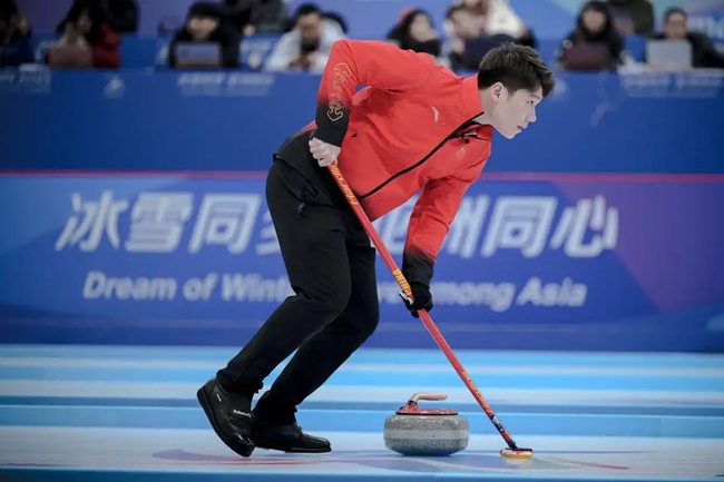 2月4日，中國隊選手王智宇在比賽中擦冰。新華社記者 江漢 攝