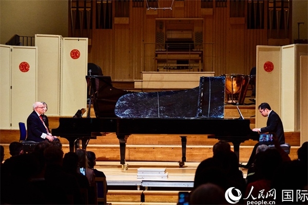 英國皇家音樂學(xué)院教授朱利安-雅格布森和旅英鋼琴家李勁峰演奏《黃河鋼琴協(xié)奏曲》。楊浩鵬攝