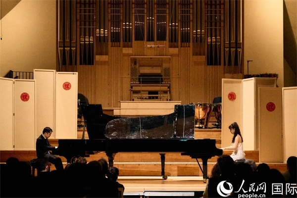 旅英鋼琴家李勁峰和郭鑫弈雙鋼琴“斗琴”。楊浩鵬攝
