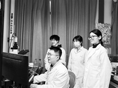 西安交通大學(xué)教授王昌河團(tuán)隊(duì)在進(jìn)行多巴胺分泌電化學(xué)檢測。受訪者供圖