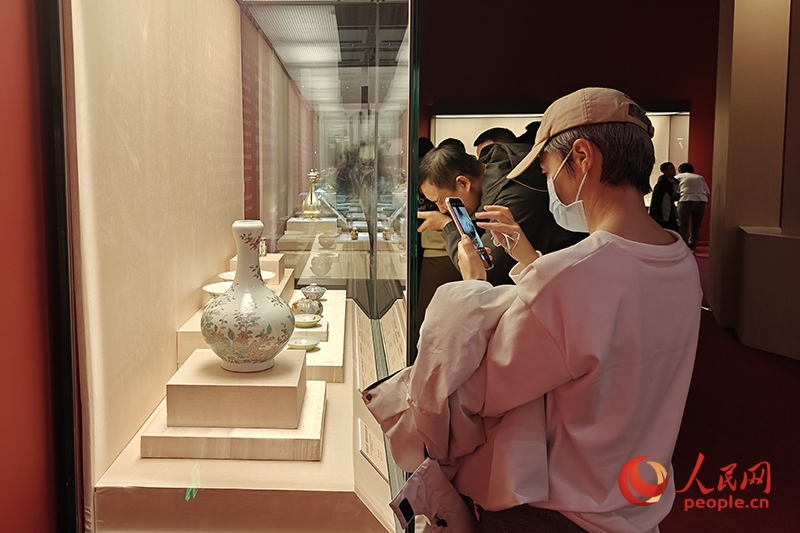 觀眾正在中國國家博物館參觀展覽。人民網記者 韋衍行攝