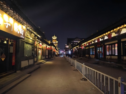 道歉公告發(fā)布后，夜晚10時的古城。人民網(wǎng)記者 黃鈺攝