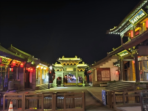 道歉公告發(fā)布后，凌晨5時的古城。人民網(wǎng)記者 黃鈺攝