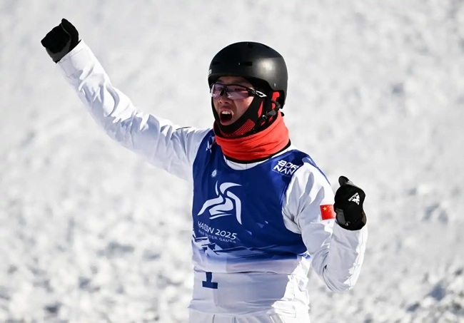 2月9日，李心鵬在比賽后慶祝。新華社記者 夏一方攝