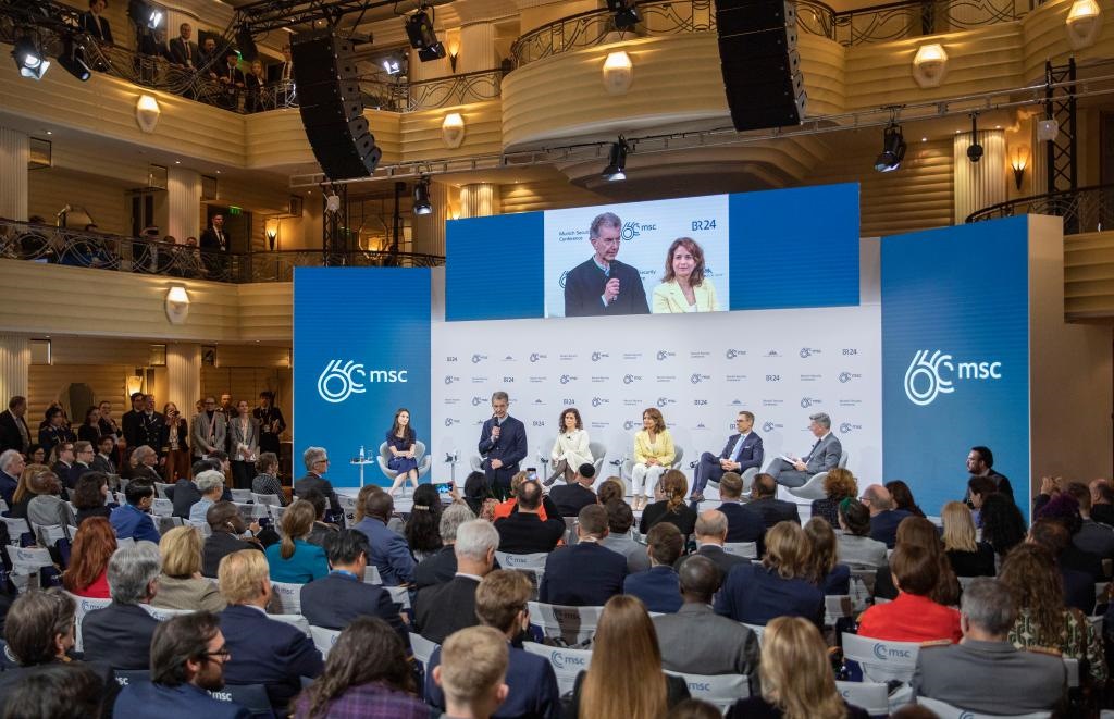 2024年2月18日，慕安會(huì)主席克里斯托夫·霍伊斯根（中左二）在德國(guó)慕尼黑舉行的第60屆慕尼黑安全會(huì)議上發(fā)表閉幕致辭。新華社記者 張帆 攝