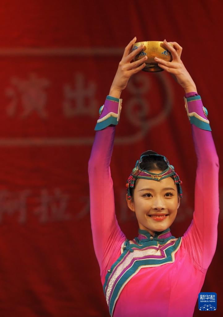 2月11日，在哈薩克斯坦阿拉木圖的阿拜國家歌劇和芭蕾舞劇院，中國演員表演舞蹈。新華社記者 趙宇 攝